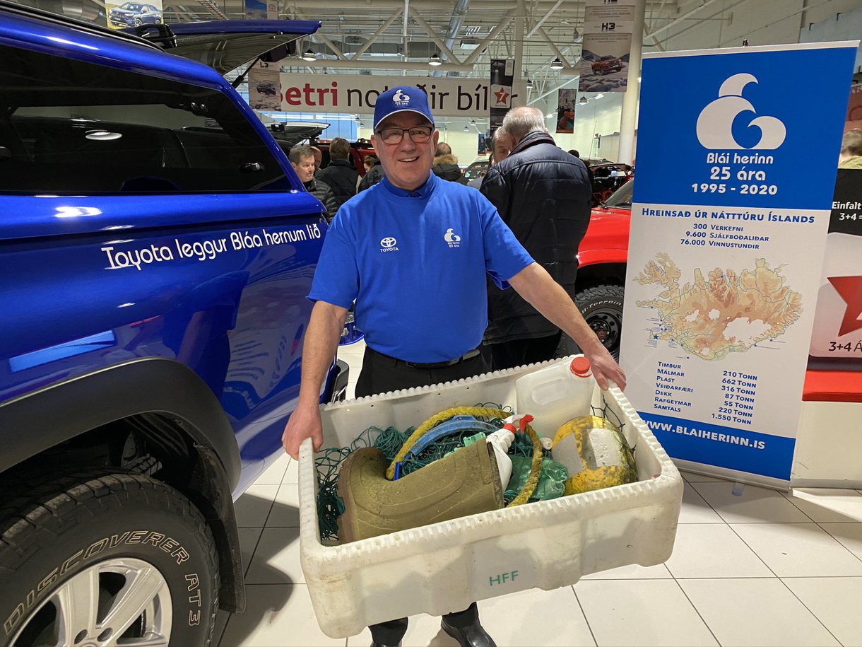 Blár Hilux-jeppi var afhentur Bláa hernum til afnota um helgina á jeppasýningu Toyota í Kauptúni í febrúar 2020
